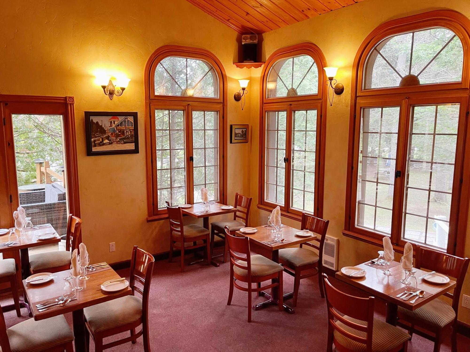 Auberge Alpine Inn Sainte-Adèle Esterno foto