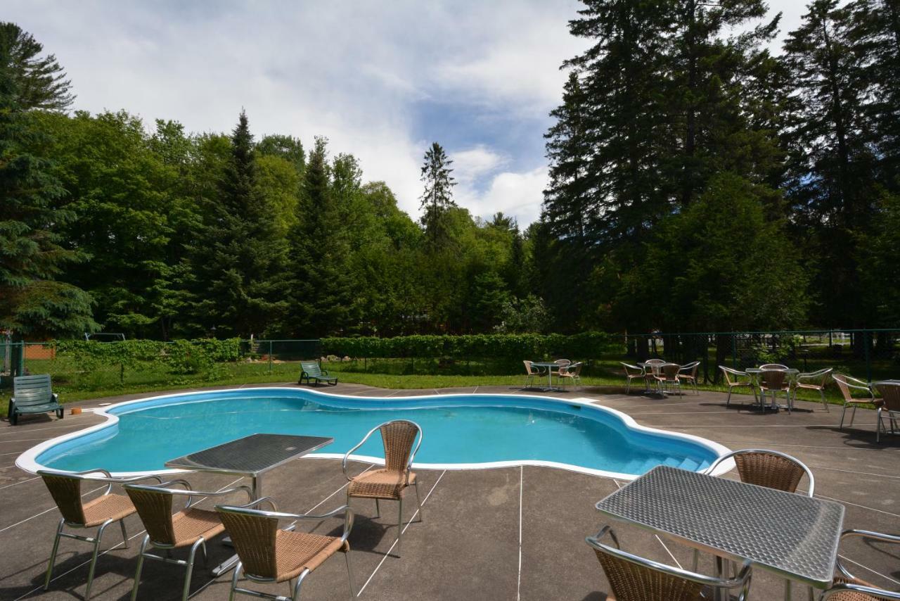 Auberge Alpine Inn Sainte-Adèle Esterno foto