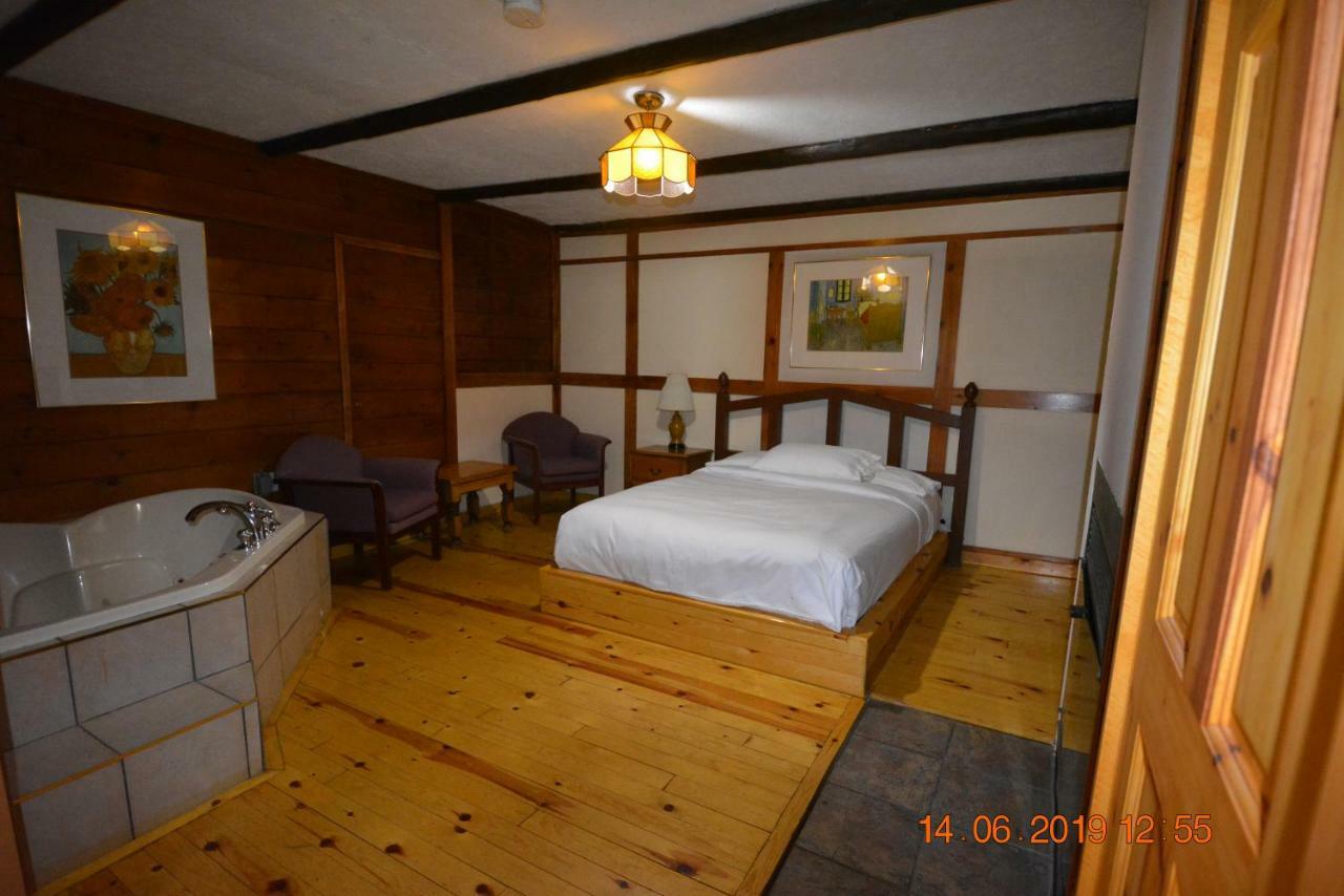 Auberge Alpine Inn Sainte-Adèle Esterno foto