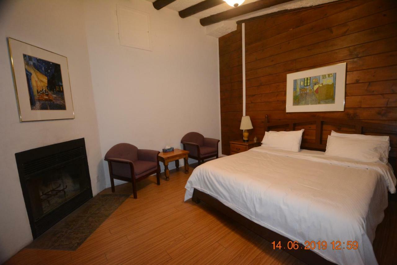 Auberge Alpine Inn Sainte-Adèle Esterno foto