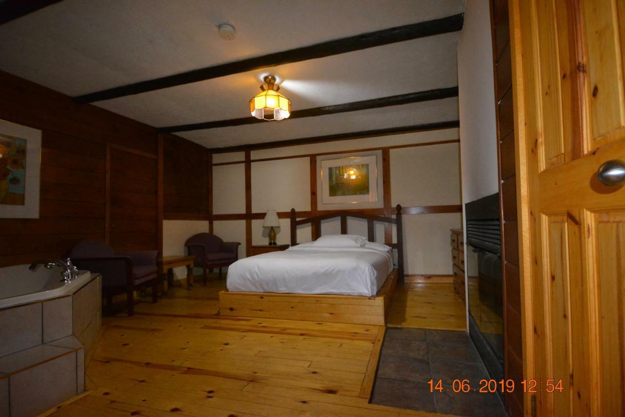 Auberge Alpine Inn Sainte-Adèle Esterno foto