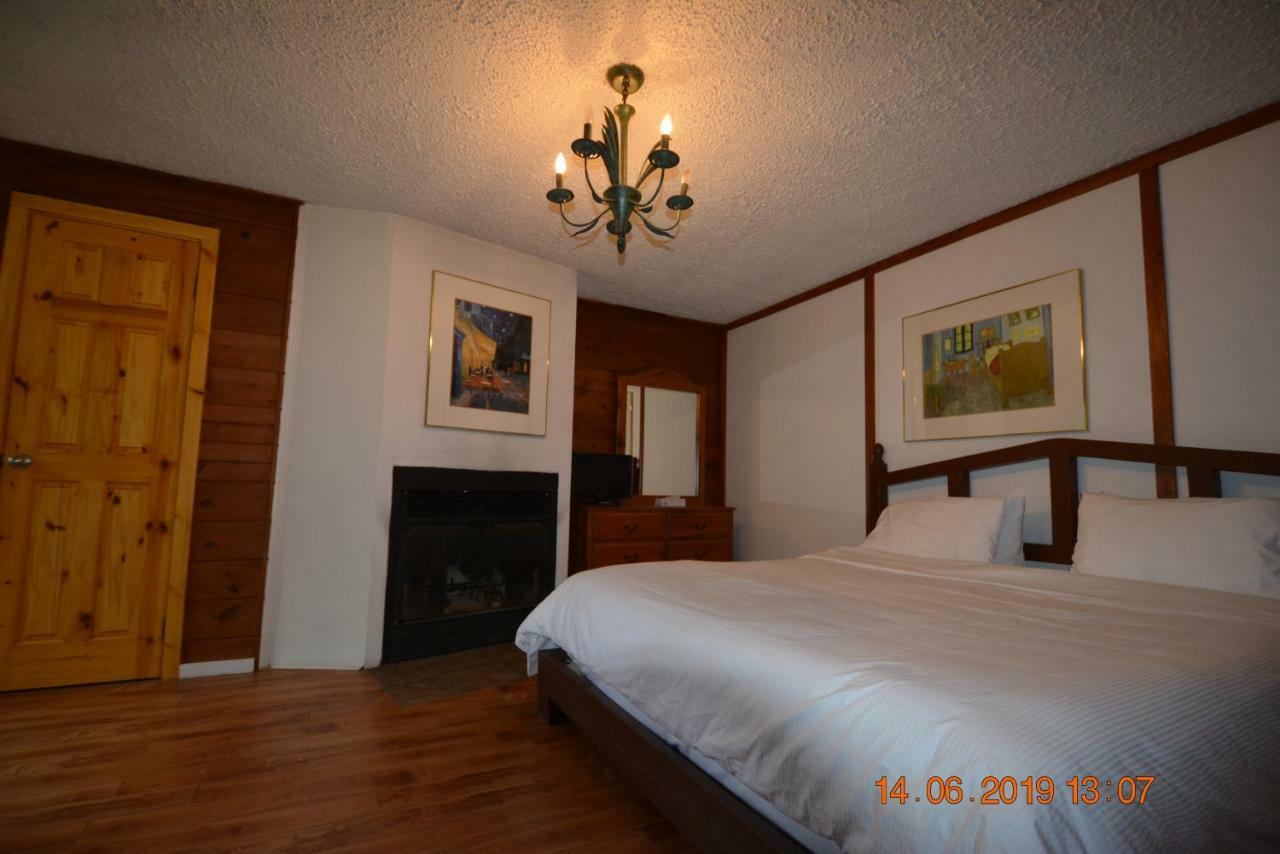 Auberge Alpine Inn Sainte-Adèle Esterno foto