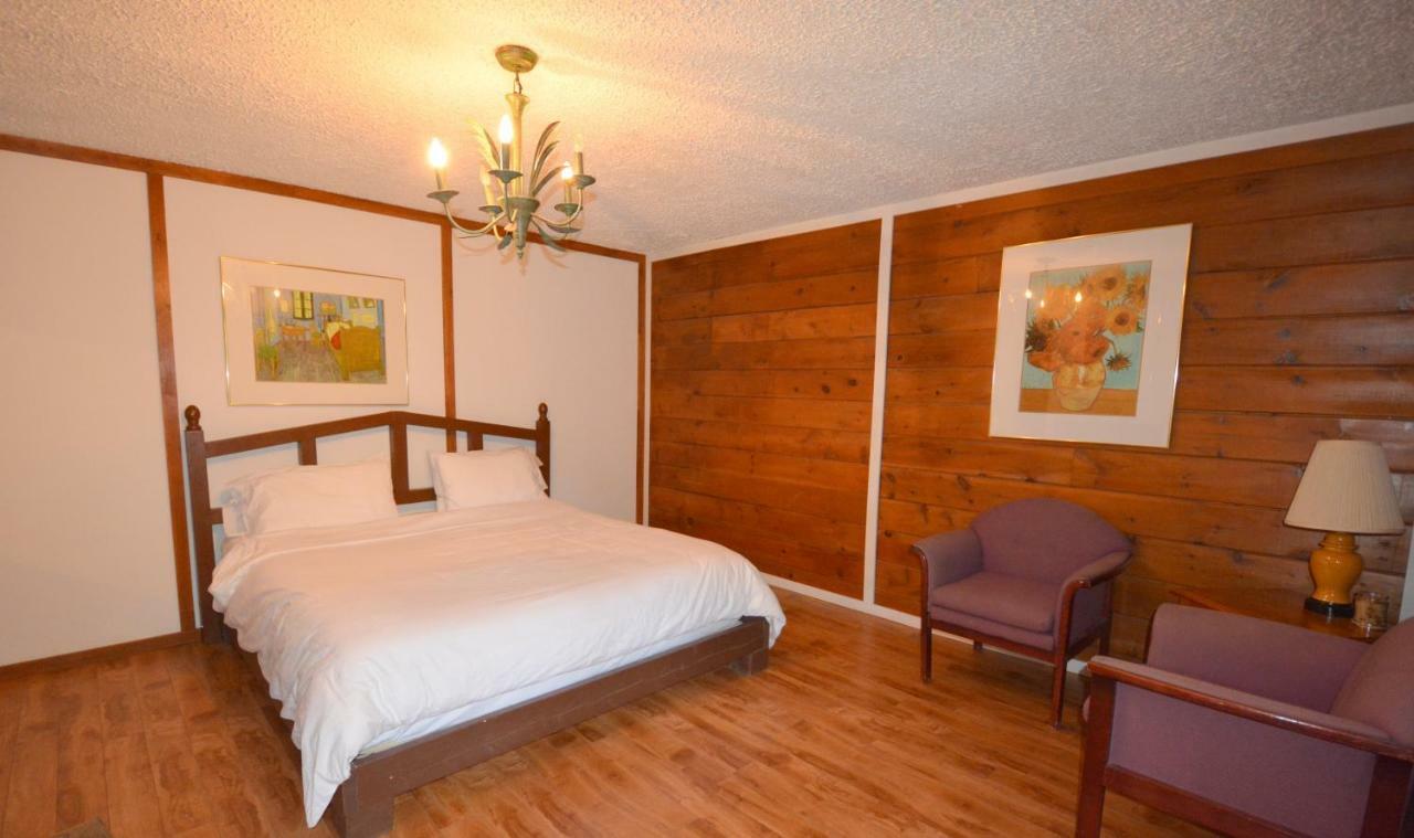 Auberge Alpine Inn Sainte-Adèle Esterno foto